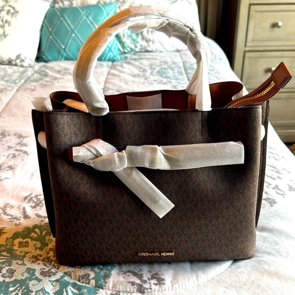 New Michael Kors Emilia bag with cross body strap